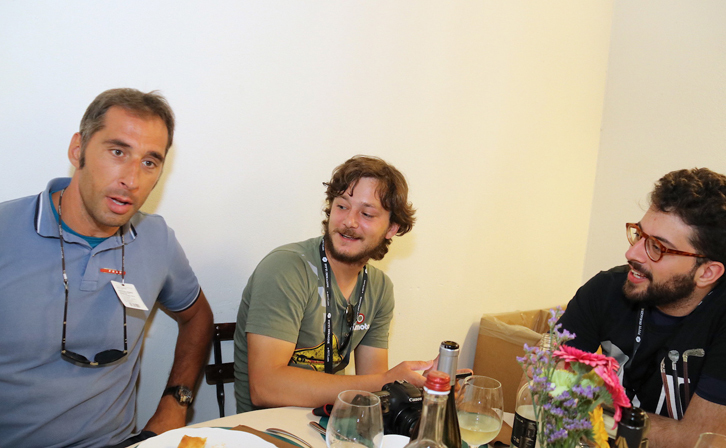 本文で触れている、カーシェアリングを利用するフォトジャーナリスト、マウリツィオ・デッリンノチェンティ氏（写真左端）。同業のニコロ氏、エドアルド氏とともに。