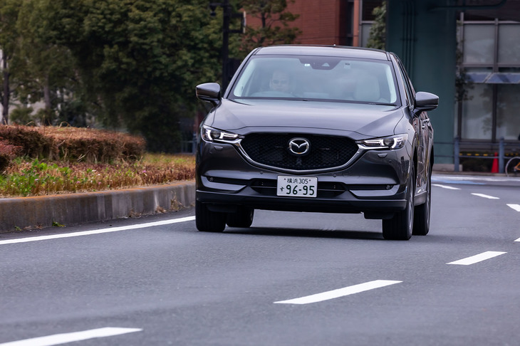 試乗車の外装色は、「マシーングレープレミアムメタリック」と呼ばれるオプションカラー。「CX-5」には新色の「ポリメタルグレーメタリック」を含む全8色のボディーカラーが設定されている。