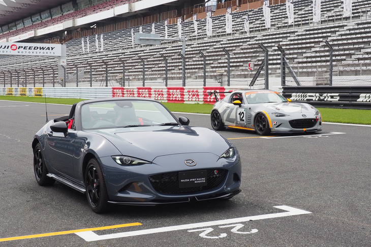「マツダ スピリット レーシング・ロードスター」（写真左）とスーパー耐久シリーズ参戦マシン（同右）。