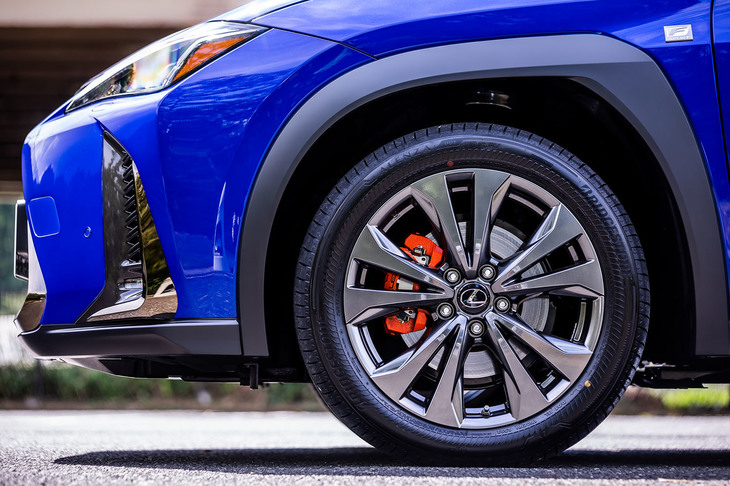 「UX」の“Fスポーツ”には、トレッドパターンなどが専用開発された225/50RF18サイズの「ブリヂストン・アレンザ001 RFT」ランフラットタイヤが標準で装着される。