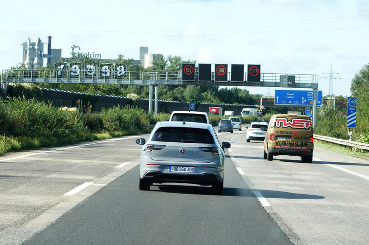 アウトバーンに入っても1.5リッターの「eTSI」を搭載した“ゴルフ8.5”の洗練された印象に変化はない。静かさと滑らかさを保ったままするすると速度を上げた。