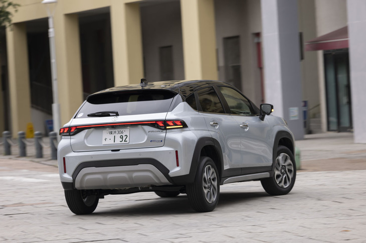 足まわりはフロントがストラットでリアがトーションビーム（4WD車も同じ）。日本仕様のために設定したという4WD車はもちろん、FF車も日本の事情に合わせてセッティングを最適化している。