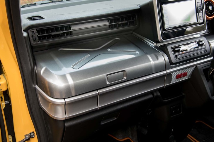「スペーシア」ではスーツケースを模していた助手席手前の収納のふたは、よりアウトドアテイスト漂うポリタンクのような形状に変更されている。
