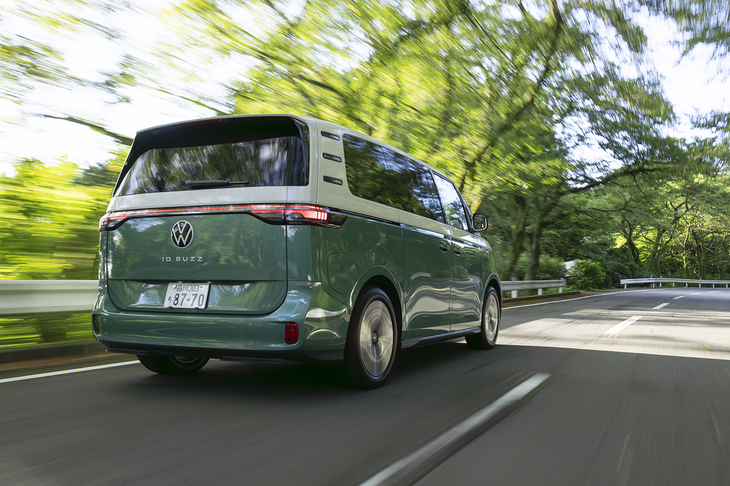 【フォルクスワーゲンID. Buzzプロのスペック】
	ボディーサイズ：全長×全幅×全高＝4715×1985×1925mm／ホイールベース：2990mm／車重：2560kg／駆動方式：RWD／モーター：永久磁石同期式電動モーター／最高出力：286PS（210kW）/3581-6500rpm／最大トルク：560N・m（57.1kgf・m）/0-3581rpm／タイヤ：（前）235/55R19 105T XL／（後）255/50R19 107T XL（ピレリ・スコーピオンELECT）／一充電走行距離：524km（WLTCモード）／交流電力量消費率：168Wh/km（WLTCモード）／価格：888万9000円
	
	【取材時の電費データ】
	テスト距離：254.0km（市街地1：高速道路7：山岳路2）／消費電力量：--kWh／参考電力消費率：4.7km/kWh（車載電費計計測値）