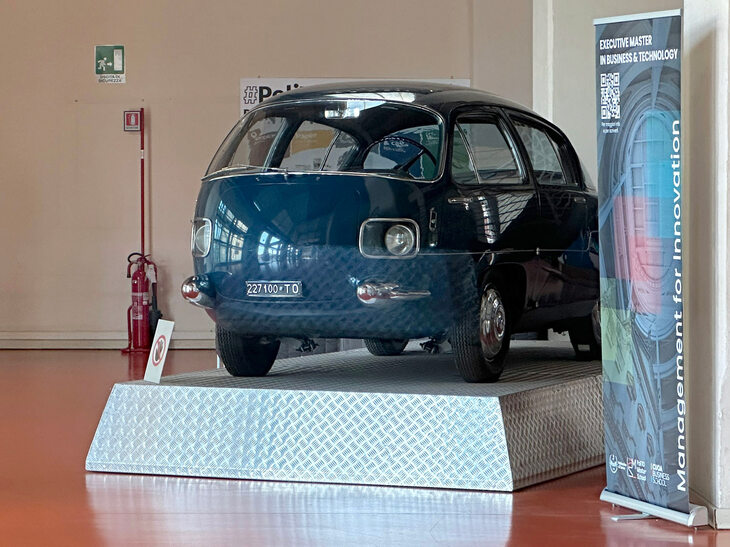 トリノ工科大学のエントランスで。展示されているのは、同大の教授でもあったアルベルト・モレッリが1955年に設計した「M1000アエロディナミカ」。