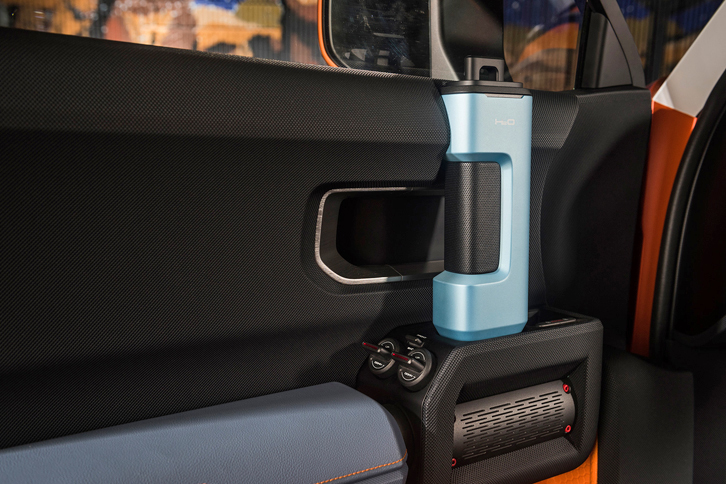 トヨタFT-4X（飲料用ボトルとして使えるドアハンドル）