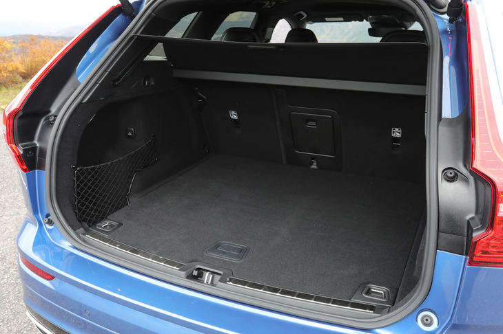 荷室の容量は505リッターから、最大1432リッターまで拡大可能。5人乗車時の状態では、先代モデルよりも容量を10リッター増加させている。
