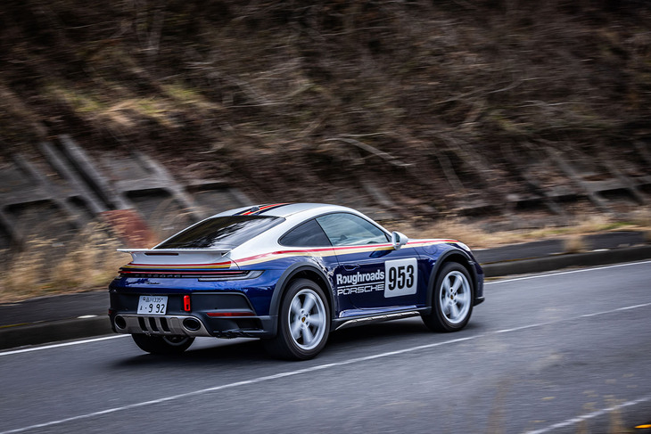 オプションの「ラリーデザインパッケージ」は「ホワイト／ジェンシャンブルーメタリック」の2トーン仕上げが基本で、レッドとゴールドのデコレーティブストライプに加え、ドアに「Rothmands」ならぬ「Roughroads」ロゴがあしらわれる。車両サイドのパーソナルスタートナンバーは1から999までの数字からチョイスできる。