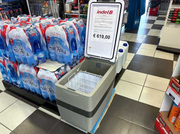 12／24Vそして家庭用230V電源対応の車載冷蔵庫。619ユーロ（約10万6000円）。