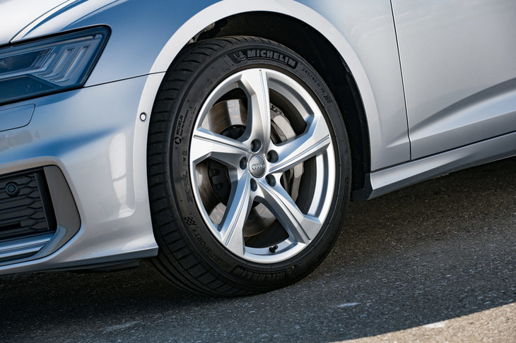 タイヤサイズは245/45R19。試乗車には「ミシュラン・パイロットスポーツ4」が装着されていた。