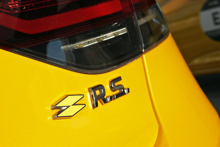 長年にわたりルノーのモータースポーツ活動や高性能スポーツモデルの開発を担ってきたR.S.だが、すでに組織はアルピーヌに移行しており、「メガーヌR.S.ウルティム」の完売とともに、その名は消滅することとなる。