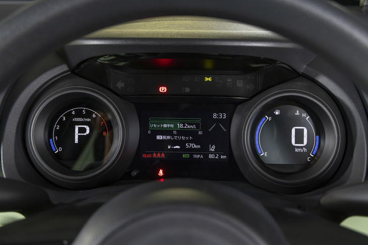 メーターパネルは中央のマルチインフォメーションディスプレイと2つの小さな液晶を組み合わせた2眼式。特にミツオカの手は入っていない。