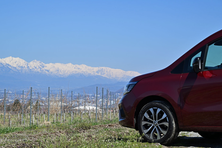 アルプス展望しののめのみちという道路沿いで。奥には北アルプスが、手前にはぶどう畑が広がっている。