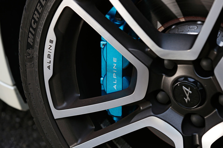 フロントの4ピストンブレーキキャリパーはブレンボ製。「ブルー アルピーヌ」と名付けられた青の色彩が目を引く。