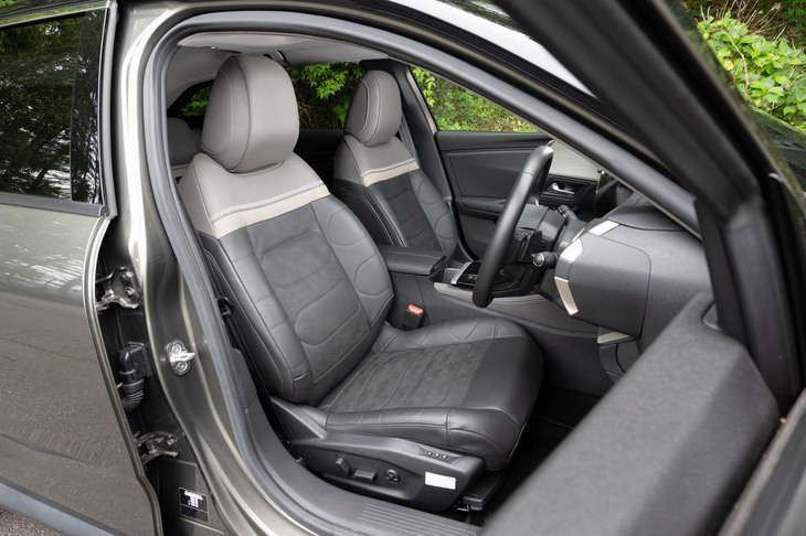 厚みの異なるウレタンを重ね合わせたシトロエン自慢の「アドバンストコンフォートシート」。ヒーター／ベンチレーション、マッサージ機能が標準装備だ。