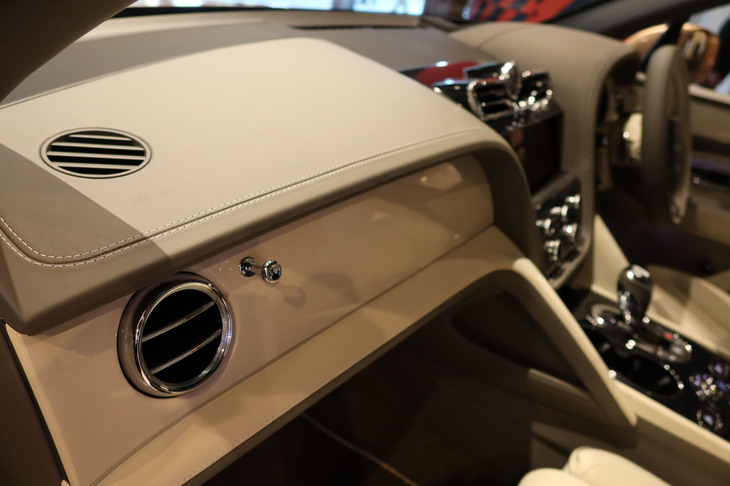 ベントレー・ベンテイガEWBアズール ファーストエディション（助手席前方のインストゥルメントパネル）