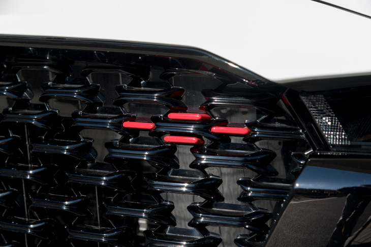 フロントグリルに施されたグリルチャーム。色は「スポーツアピアランス」では赤、「フィールドジャーニー」では「ライムグリーン」となる。