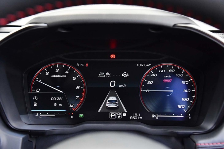 「STI Sport」グレードには、「STI」ロゴの入った専用デザインの計器盤が採用されている。