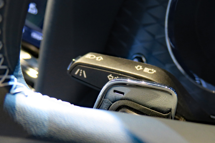 ベントレー・ベンテイガ ハイブリッド（シフトパドル）