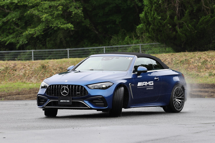 水がまかれたマルチパーパスドライビングコースを「CLE53 4MATIC＋ カブリオレ」で走行。「ESP」の設定を切り替えたり、「Drift」モードを使ったりしてその挙動の違いを体験した。