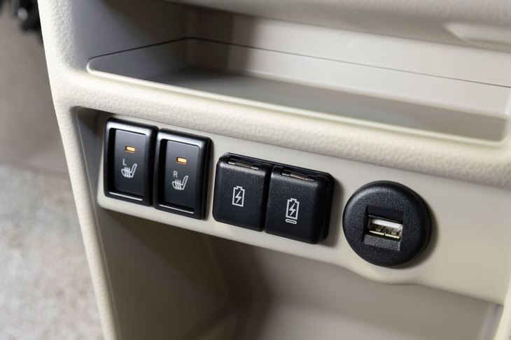 「アルトラパン／アルトラパンLC」ともに、センタークラスターにはType-A／Type-CのUSB電源が装備される。