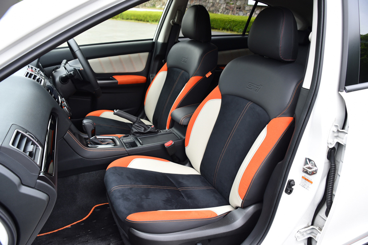 「XVハイブリッド tSコンセプト」の最大の特徴は、オレンジをアクセントにした内外装。鮮やかなシートが目を引く。