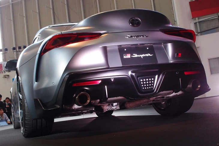 マフラーエンドは左右振り分けの2本出し。ディフューザーや個性的な形状のリアコンビランプが目を引く。