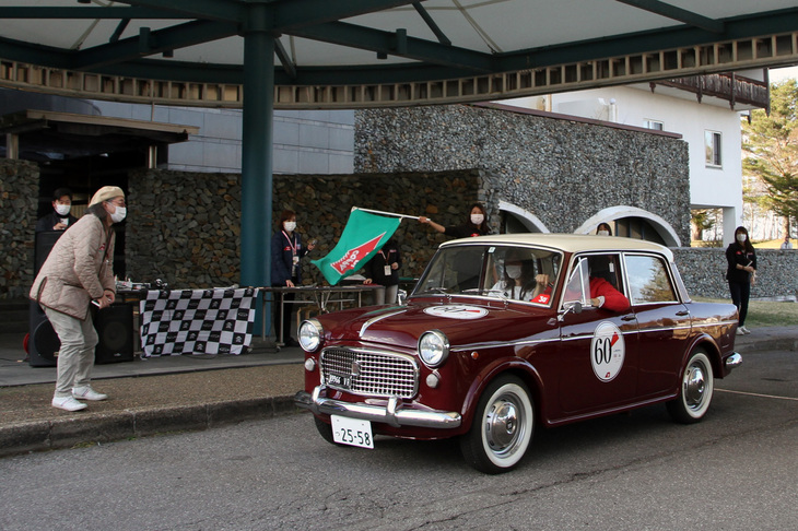 初日の全行程を終え、ゴールインした1962年「フィアット1100ベルリーナ」。写真左端でフィニッシュ車両を迎えるのは、コッパ ディ小海を30年にわたって企画・運営してきた岡田邦雄氏。