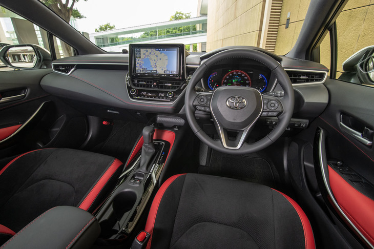 「ハイブリッドG“Z”」のインテリア。差し色にレッドを用いた内装色は、レザーシートなどとのセットオプションとして提供される。