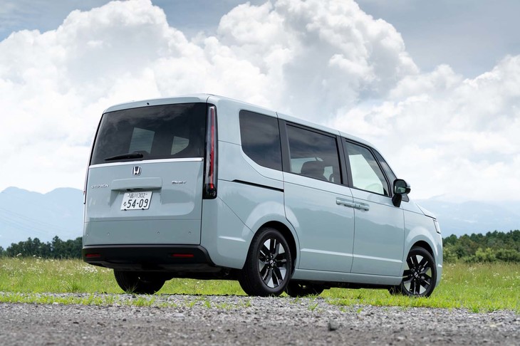 先代では4690mmだったボディーの全長は4800～4830mmにまで拡大。全幅も拡大しており、全車が3ナンバーになった。