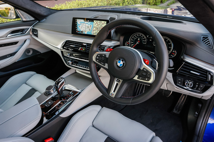 「M5」専用のデザインが施されたインテリア。アンビエントライトやカーボンパターンのアルミニウムトリムが採用される。