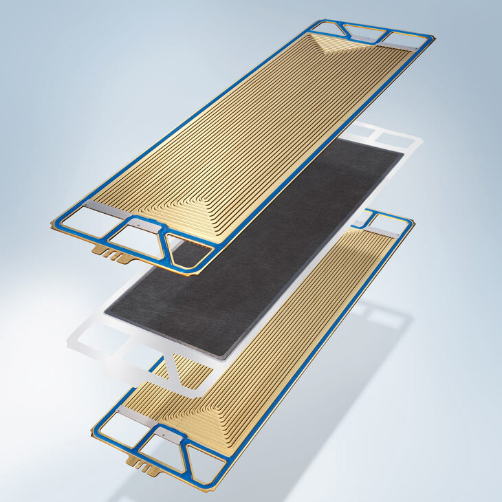 一般的なFCスタックのセルの構造は、電極集合体をセパレーターで挟んだものだ。セルを直列で積層していく場合、一枚のセパレーターは隣のセルのセパレーターにもなるので（隣り合った家の間の塀をご想像ください）、FCスタックは電極集合体とセパレーターを交互に重ねていったような構造となる。（写真：メルセデス・ベンツ）