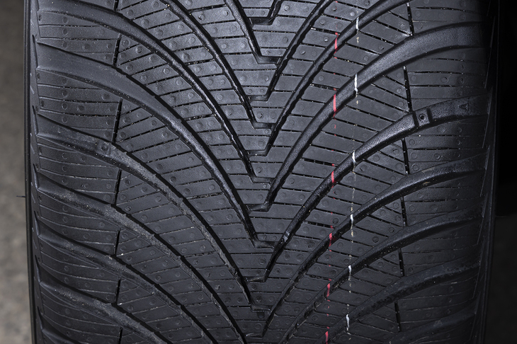 トレッドは大胆なV字構造。外側にいくほど太くなるV字が高い排水＆排雪性を生み出し、V字の谷の部分の補強が排水効率とブロック剛性の向上に機能している。