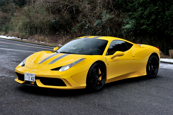 フェラーリ458スペチアーレ
    ボディーサイズ：全長×全幅×全高＝4571×1951×1203mm／ホイールベース：2650mm／車重：1290kg／駆動方式：MR／エンジン：4.5リッターV8 DOHC 32バルブ／トランスミッション：7段AT／最高出力：605ps/9000rpm／最大トルク：55.1kgm/6000rpm／タイヤ：（前）245/35ZR20 （後）305/30ZR20／価格：3390万円