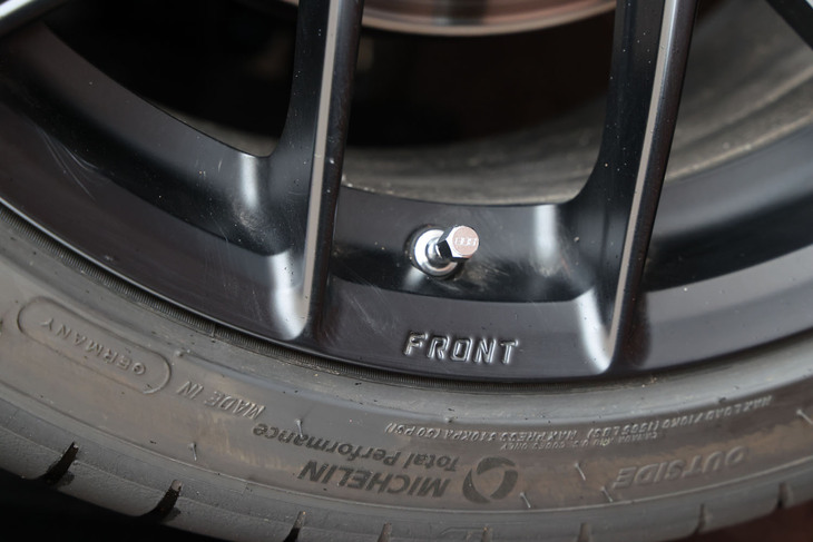 「FRONT」の文字が刻まれた前輪用の「STIフレキシブルパフォーマンスホイール」。タイヤの性能を使い切るために、あえて前・後でリム形状が異なる専用デザインにしたという。