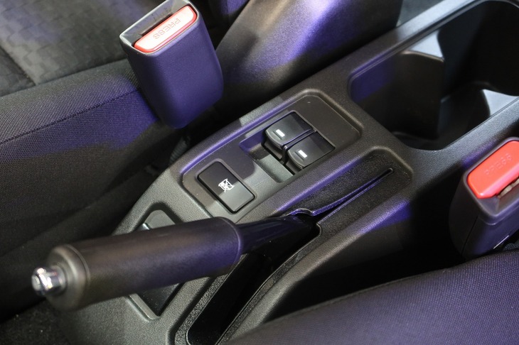「ジムニー」の3ドアになくて5ドアにあるのは、後席用窓の開閉スイッチ（写真中央）。センターコンソールに集約されている。
