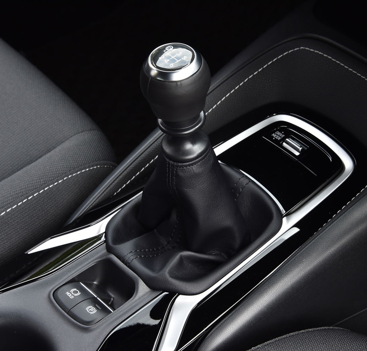 次期「カローラハッチバック」には6段MT車もラインナップされる。写真はそのシフトノブ。