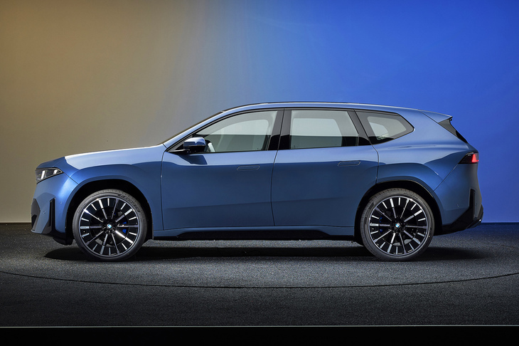 4782mmのボディーの全長は先代モデルとほとんど変わらない。ボンネットの長いスタイリングは、もしかしてエンジンが積めるのだろうかという想像をかき立てる。