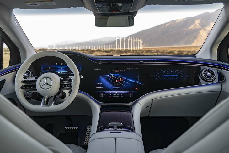 メーターパネルとセンターおよび助手席側のスクリーンを一枚のガラスで覆った「MBUXハイパースクリーン」はオプションで選べる。サラウンドサウンドに高さ方向の音空間を加えた「ドルビーアトモス」に対応している。