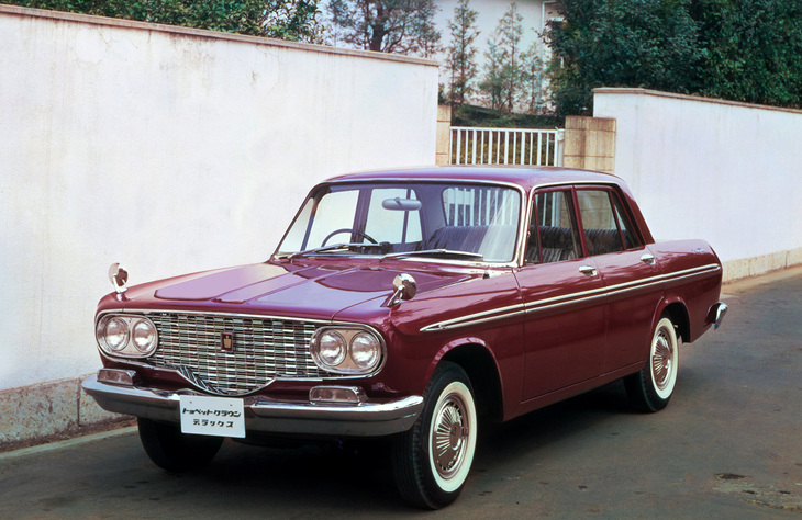 1962年9月に登場した2代目「トヨペット・クラウン1900デラックス」（RS41）。X型フレームを採用したシャシーに載るボディーは当時流行していたフラットデッキスタイルを採用、拡大された小型車規格のほぼいっぱいに長く、低くなった。