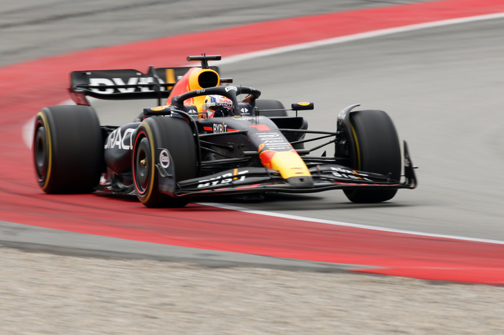 レッドブルのフェルスタッペン（写真）が独走して完勝。スペインでもフェルスタッペンの前方視界はすこぶる良好で始まり、3回のプラクティスともトップ、予選では後続に0.462秒もの大差をつけて今季4回目のポールポジションを獲得した。レースではスタートから一度も首位を失わず、ファステストラップも記録してのグランドスラム達成。ポイントリードは53点と2勝分以上ついたことになる。チームメイトのセルジオ・ペレスは、予選ではぬれた路面でタイヤを滑らせコースオフ、Q3に進むことはできず11位。レースでは4位まで挽回してゴールした。（Photo=Getty Images / Red Bull Content Pool）