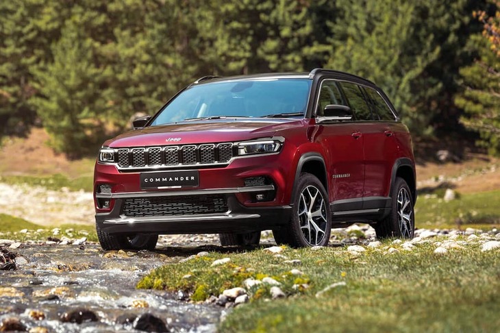 2022年秋に正式発表される、ジープのミッドサイズSUV「コマンダー」。乗車定員は7人で、3列目シートや大型のグラスルーフが備わる。