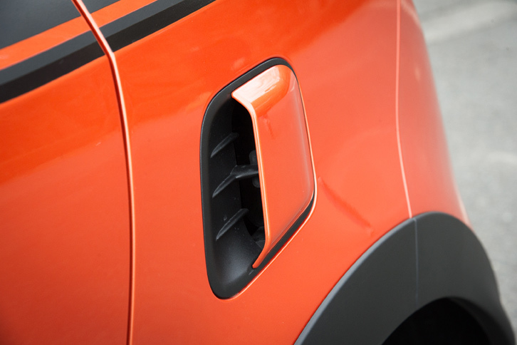 エンジンの吸気効率を高めるために採用されたサイドエアインテーク。これにより吸気流量が23％向上し、ターボチャージャーの回転数を高めることができたという。