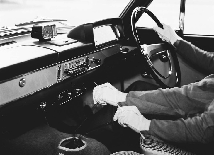 フロアシフトを持つ1964年「ダットサン・ブルーバード1200SS」のダッシュボード。多くのドライバーがドライビンググローブを着用して運転していた時代である。