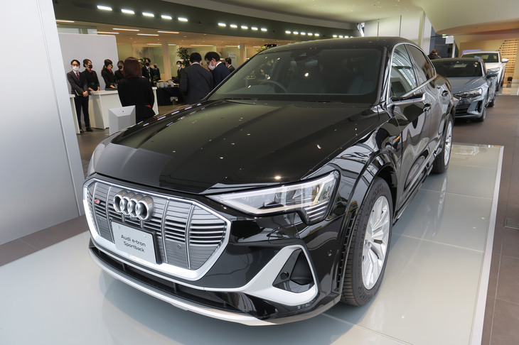ショールーム内に展示された、「e-tron」（手前）をはじめとするアウディの電気自動車。