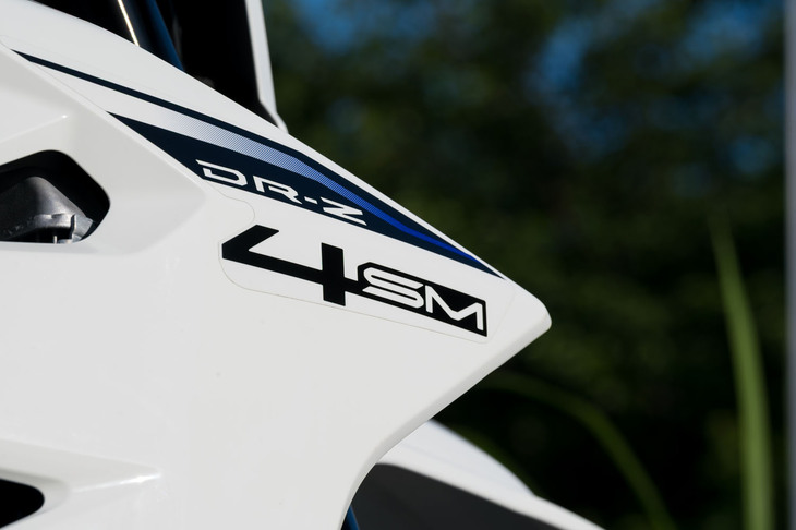 姉妹車ともども、2025年10月に発表・発売された「DR-Z4SM」。日本では久々となる、スズキの本格モタードだ。