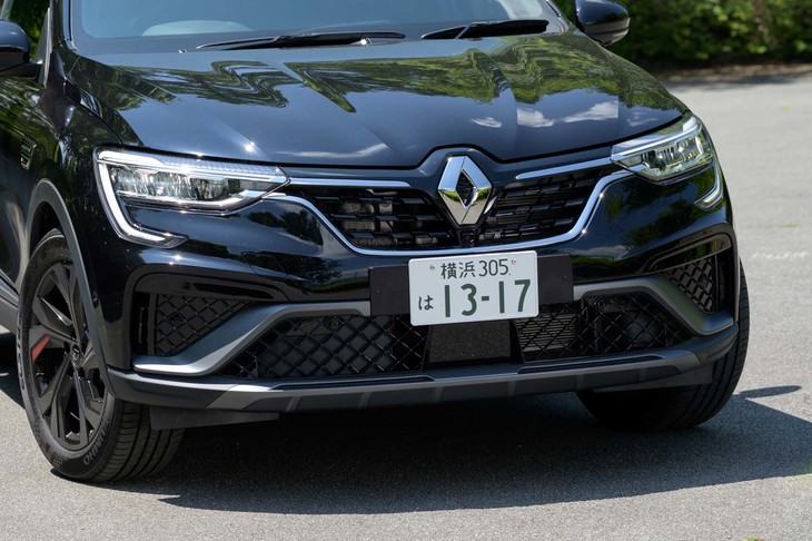 C字型のデイタイムランニングライトを強調した最新のルノー車に共通のフロントマスク。モータースポーツのDNAを宿すとうたうシルバーの「F1ブレード」がグリルの下を横断する。