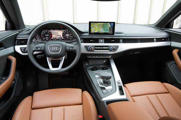 新型「A4」のインストゥルメントパネルまわり。横基調となったダッシュボードの意匠と、メーターパネル全体を液晶ディスプレイとした「バーチャルコックピット」が特徴となっている。