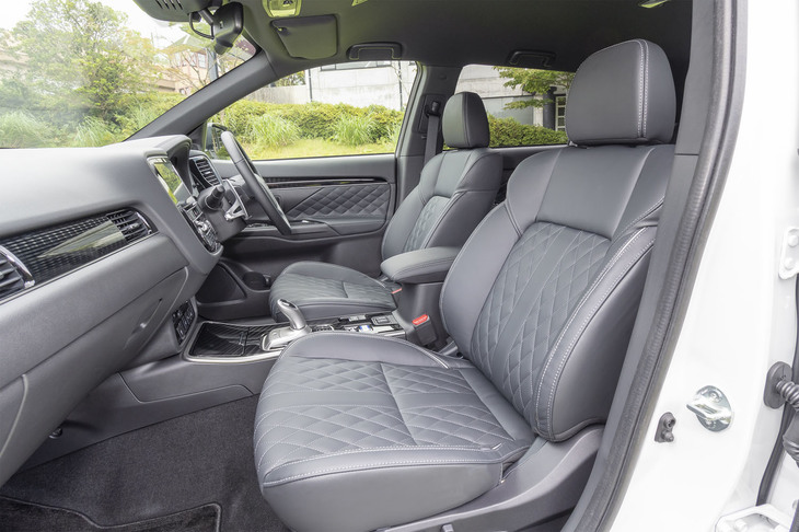 シートについては、内部の構造から見直されており、サイドサポート部には座面およびバックレストとは異なるクッション材を用いることで、ホールド性が高められている。