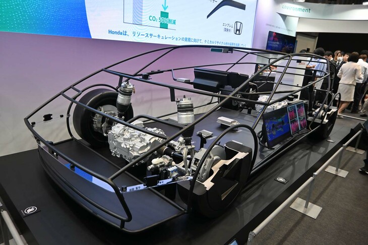 ホンダはADASの次世代「ホンダセンシング」と、ダイナミクス統合制御技術を展示。ワイヤーでできたクルマの1分の1模型には、センサーやECUが搭載されており、壁に掛けたディスプレイには周囲をセンシングした画像を表示していた。